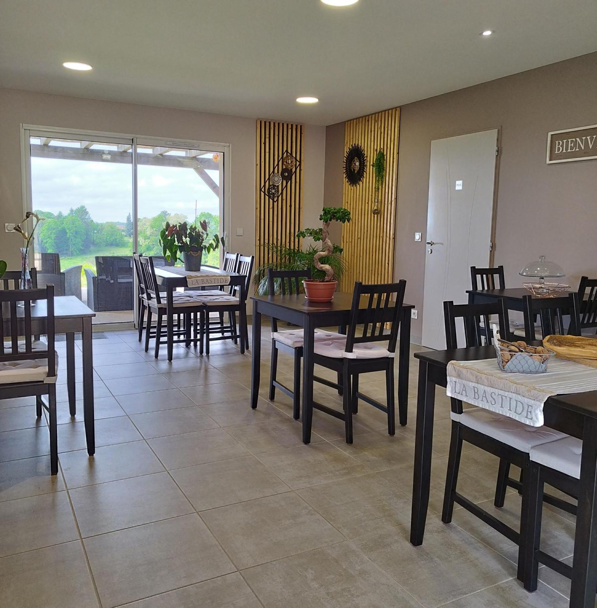 Marcillac-Saint-Quentin La Sarlamandre, Chambres Et Table D'Hotes מראה חיצוני תמונה
