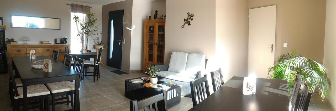 Marcillac-Saint-Quentin La Sarlamandre, Chambres Et Table D'Hotes מראה חיצוני תמונה